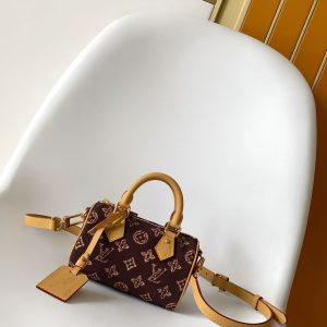 P520 [Dynamic 163c01 Chip] M27610 Vintage Print Top-Tier Authentic [Exclusive Real-Life Background Shots] This Nano Speedy handbag distills the iconic Louis Vuitton Speedy silhouette, pairing Monogram canvas with distressed calf leather accents and dazzling metal hardware for effortless everyday essentials.Handles and a detachable, adjustable shoulder strap offer versatile styling options. 16.0 x 10.0 x 7.5 cm (L x H x W) • Monogram coated canvas • Calf leather trim • Metal hardware • Zipper closure • Accommodates a 6.1-inch smartphone, cardholder, lipstick, and other essentials • Shoulder strap: Detachable, adjustable •Shoulder strap half-length: 45.5 cm • Shoulder strap half-length adjustable to: 54.0 cm • Handles: Double handles